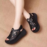 แฟชั่น【คุณภาพสูง】รองเท้าแตะผู้หญิงฤดูร้อนใหม่ปี2023รองเท้าแตะส้นสูงหนัง PU แท้แพลตฟอร์มส้นสูงกลวงเปิดนิ้วเท้าผู้หญิงรองเท้าผู้หญิง Zapatos De Mujer
