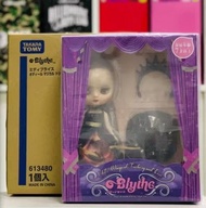 大特價 全新未開封新品 僅此一隻大特價 Blythe小布娃娃 黑天鵝主題 Odile - Magical Trickery and Love 全新未拆封 彩瓦齊 （實物自行拍攝圖）人物高約：20-30