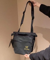 全新Arc'teryx x Beams Arro8 Shoulder Bag 日系聯成始祖鳥防水拼色斜跨包單肩包手挽包