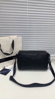 ISSEY MIYAKE 三宅一生 黑色啞光馬鞍斜孭袋