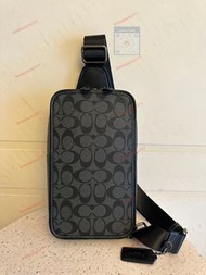 COACH香布雷牛仔 TURNER豎款 胸包斜挎包，時尚斜肩包胸包單肩背包， Size約：16cm26.5cm 5.5cm