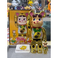 [In Stock] BE@RBRICK x Maneki Neko Peko-chan Gold Plated GID 100%+400% Glow-in-the-dark version bear