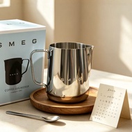 🚀MY12H🚀Smeg Coffee Latte Art Pitcher dengan Skala Cawan Milk Pitcher Latte Art Frothing Milk Handles