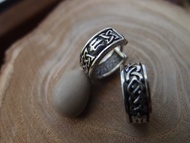 一對純銀海神叉（Trident Tryzub）凱爾特結造型圓圈耳環，男女皆可配戴，直徑約 0.6 英吋