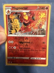 寶可夢集換式卡牌遊戲（Pokémon TCG）中的鴨嘴炎獸(Magmortar) 卡片，出自「璀璨星辰(Brilliant Stars)」擴充包系列。     卡片名稱：鴨嘴炎獸(Magmortar)