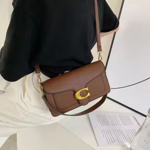 Bolso de hombro moderno de este año con dos correas para el hombro y un bolso pequeño cuadrado diago