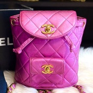 稀有款Chanel mini duma粉色雙肩包後背包，配件塵袋盒子有標，這個價格還可以接受，非常稀有的顏色，王思佳有一顆💚錯過不找，因為也找不到了，邊角有保養過了，