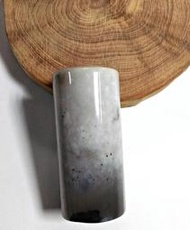 玉質化 天然孔雀石 圓形大印章印材 直徑28mm 高60mm，重92公克，附紅色收納袋，稀有典藏，刻印另加費用