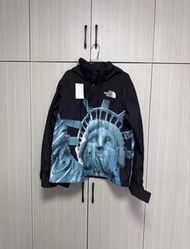 Supreme x The North Face 自由女神外套