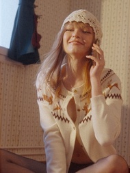 [Pomelo] เสื้อคาร์ดิแกนพิมพ์ลายแต่งกระดุม / Graphic Print Button Cardigan