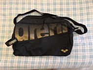 Arena 黑色肩背包