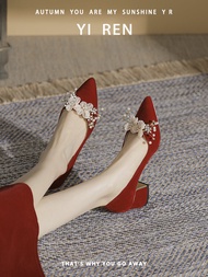 รองเท้าแต่งงานสไตล์จีนสําหรับเจ้าสาวรองเท้าส้นสูงสีแดงชี้นิ้วเท้าส้นกลางขนาดใหญ่ < Ne2> รองเท้าสบาย