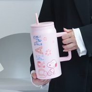 จัดส่งกรุงเทพฯ Snoopy แก้วเก็บความเย็น 1500ml พร้อมที่จับและฝาฟางถ้วยแก้วกระติกเก็บความร้อนและเย็นถ้