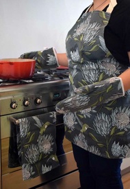 aLoveSupreme/南非文青手繪加厚隔熱烘培手套_ 鐵灰底藍色帝王花