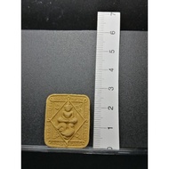 泰国佛牌，牌贴：A8186牌名： 崇迪坐鸡神兽佛牌师傅 : LP Sin龙坡醒(LP Sin)是龙坡沙空的师兄(LP Sackorn)也是龙普添(歪头Tim)的徒弟之一。庙名 : WAT Lahany