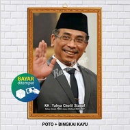 POSTER POTO + BINGKAI KH YAHYA CHOLIL STAQUF / POSTER KH YAHYA CHOLIL STAQUF / POSTER NAHDLATUL ULAM