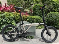 鈦黑色 40T 飛輪 2026 JAVA NEO 9速 油剎桶軸 碳叉 20吋406 鋁合金折叠車 ( 三折叠小布 國布 ) 送前後蛙燈叮叮