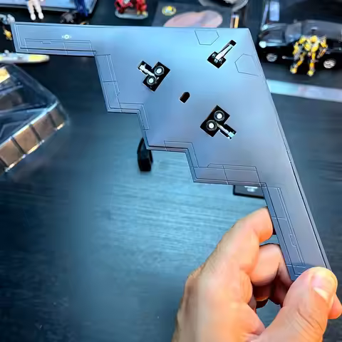 The 1:200 scale alloy aircraft B2 Ghost Strategic Bomber model wheel can be retracted 12*27*2cm