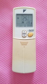 (書中) 小小淺，外殼膠有些變黄，介意勿買 Daikin 大金 冷氣機遙控器 (請細看片，合用才買)