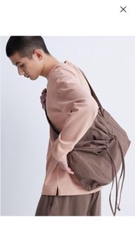 Uniqlo U抽繩肩背包