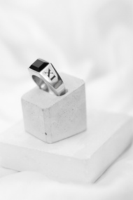 แหวนสแตนเลส ตัวแหวนโค้งมน ตัดขอบด้วยนิล เพิ่มความโดดเด่นให้กับตัวแหวน สลักชื่อด้านข้าง (แหวนหน้าดำ)