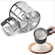 手持式不銹鋼麵粉篩 Flour Sieve 不鏽鋼麵粉篩 過篩器 手壓式麵粉篩 不銹鋼網麵粉篩 篩網麵粉篩 粉篩杯 篩網抹茶可可粉篩糖粉杯 烘焙工具 過濾網篩 麵粉過篩器 一隻手就可以篩 [平行進口]