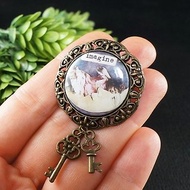 Vintage Style Brooch Retro Girl Picture Key Charm Imagine Brooch Pin Jewelry