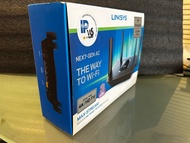 LINKSYS  EA8300 Max-Stream AC2200 MU-MIMO Tri-Band WiFi Router set with original power adapter, bran