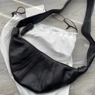 หนังแกะแท้ LE Horn กระเป๋า Crossbody Neutral อินเทรนด์ Knot Dumpling กระเป๋าซิปนุ่มโครงสร้างภายในไม่