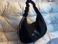 Adidas 黑色雲朵袋單肩包