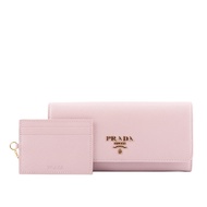 【PRADA】金字浮雕Logo防刮牛皮雙釦對開長夾（雪花粉色）_廠商直送