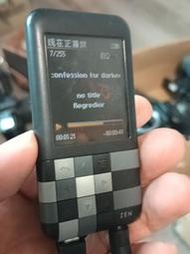 創新ZEN創新播放器mp3，功能正常，音質完美，成色見圖，2g內存，不可以插內存卡，電池不能用了，需要更換電池，插電開機