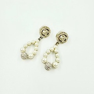 CHANEL - 圓形雙C珍珠圈吊墬水晶宮廷風耳環