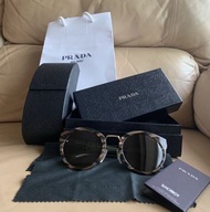 全新Prada太陽眼鏡 連原裝眼鏡盒，眼鏡布,包裝，紙袋 意大利製造 made in Italy 順豐到付不包郵