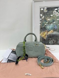 👜 Miumiu suede arcadie bag, ice blue color with copy receipt  繆繆 女包 冰藍色 麂皮保齡 arcadie 小公文包 可手提 copy單