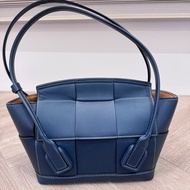 Bottega Veneta BV arco33 藏青藍