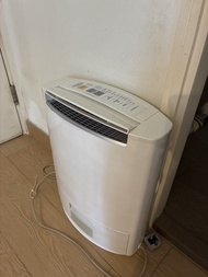 Panasonic F-YZJ90H 強力除濕機 Panasonic F-YZJ90H 的耗電量約為 360W。電費計算，每小時電費約為 HK$0.55