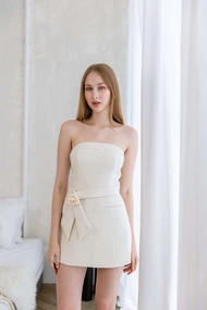 missher.co Alexander dress ชุดเดรสมาพร้อมสาย คาดเอวและดอกไม้ หรือนำมาเป็นสายคาดคอได้ค่ะ ใส่ได้ 3แบบ 