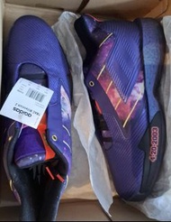 Adidas T-Mac Millennium 2 籃球鞋採用了星空紫配色，鞋面印有復古細條紋點綴，並在鞋跟處飾有「4-20-2003」的紀念日期