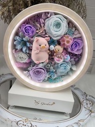 LULU 豬 Lulu豬 藍玫瑰 紫紅色 紫藍玫瑰 瓜子花 索拉花 永生花 燈 玫瑰 保鮮花 花束 繡球花 花 生日 禮物 情侶 閨蜜 畢業 結婚禮物 情人節禮物 母親節禮物  畢業禮物 畢業花 畢業