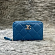 CHANEL AP1940 COCO VIP限定 藍色 荔枝皮銀釦 桃紅圖騰 絲巾內裡 ㄇ字拉鍊 短夾 零錢包 名片包 信用卡夾