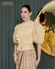 Carisa เสื้อลูกไม้ปักเดินเส้นเป็นริ้ว ตกแต่งด้วยลูกไม้ตรงช่วงอก แขนบอลลูน ช่วยพรางต้นแขน ซิปซ่อนด้าน