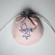 兔子扛大花瓶 刺繡束口袋 / 粉紅布 藍繡線