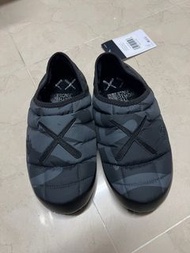 The North Face XX KAWS 聯名保暖拖鞋