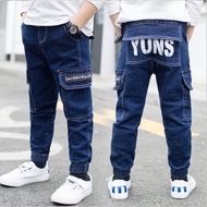 ชุดเด็ก : กางเกงยีนส์ ขายาว กระเป๋าหลังสกรีน YUNS