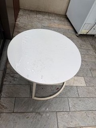 白色圓形茶几
