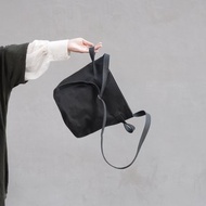 一桶黑炭揹袋 硬挺帆布 拉鍊水桶包