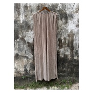 2-hand long pleated chiffon dress with mussel sleeves. Width 75/82 length 131. T11175