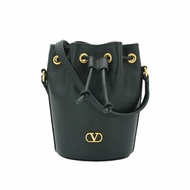 Valentino Garavani 金logo牛皮斜背水桶二用包(黑)