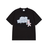 เสื้อยืดแขนสั้น Acme De La Vie ADLV AC BEAR SPRAY